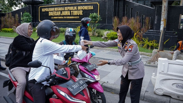 Ditlantas Polda Jatim Ajak Masyarakat Tertib Berlalu Lintas dalam Berbagi Takjil Menjelang Buka Puasa