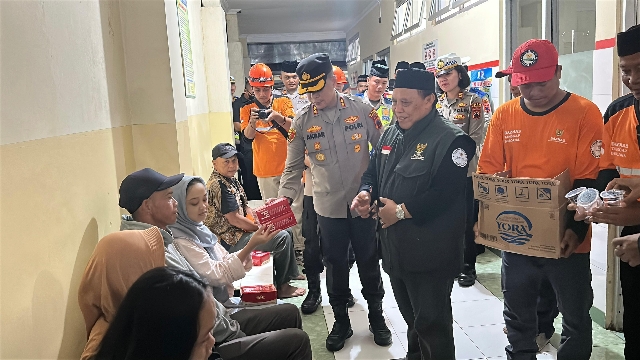 Kapolres Purbalingga Berbagi Makanan Sahur untuk Masyarakat di Rumah Sakit hingga Pasar