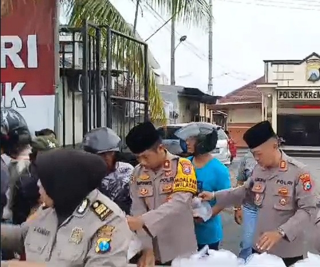 Polsek Krembangan Bagikan 100 Paket Takjil  Berbagi di Bulan Ramadhan
