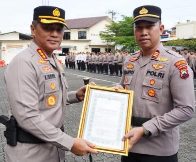 Kapolrestabes Semarang Berikan Penghargaan dan Bingkisan Lebaran