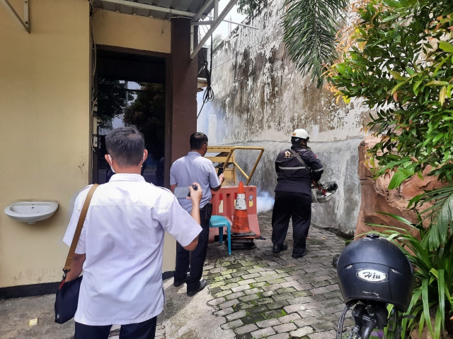 Polres Pelabuhan Tanjung Perak Lakukan Fogging DBD di Mako dan Polsek Jajaran dalam Mencegah Demam Berdarah