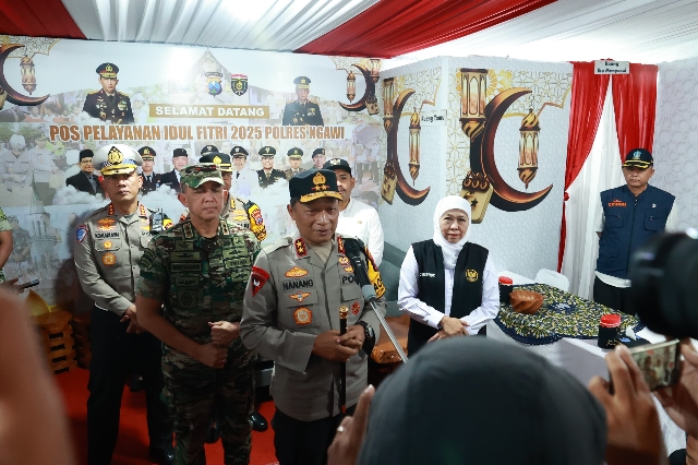 Kapolda Jatim Himbau Pemudik Manfaatkan  Posyan Untuk Istirahat saat Meninjau Arus Mudik di Rest Area 575 A Ngawi