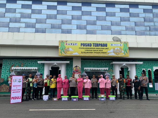 Beri Motivasi ke Anggota, Kapolres Pelabuhan Tanjung Perak Mengunjungi Pos PAM OPS Ketupat Semeru 2025