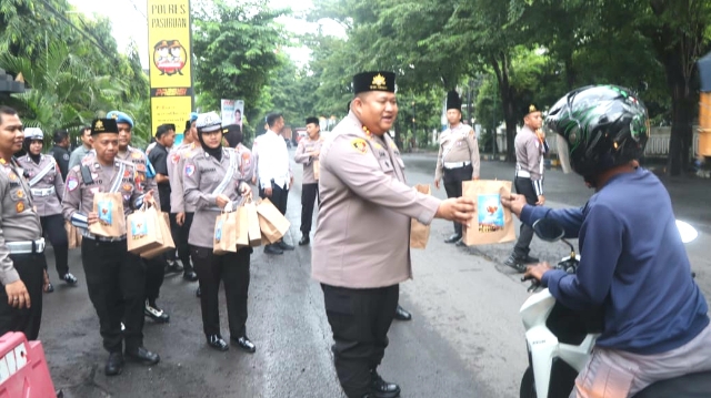 Polres Pasuruan Bagikan 100 Paket Takjil kepada Pengendara