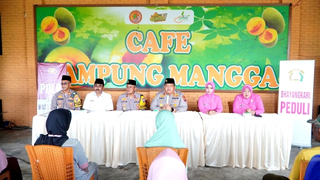 Warga Curhat Kamtibmas ke Kapolres Pasuruan di Desa Wisata Kampung Mangga