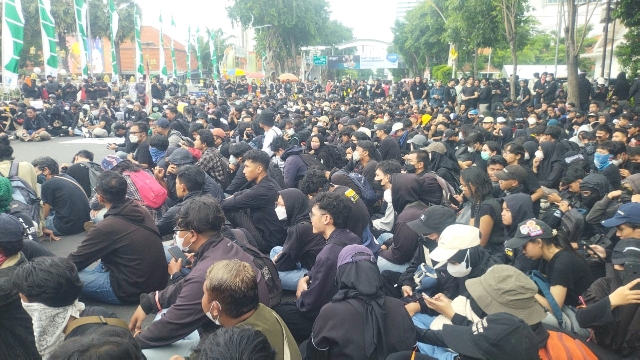 Polisi Intimidasi Dua Wartawan di Surabaya Saat Liputan Aksi Tolak Revisi UU TNI, AWS Kecam Keras