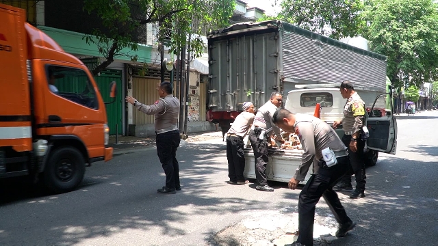 Meminimalisir Laka Lantas, Polres Pasuruan Tambal Jalan Berlubang yang Tak Kunjung Diperbaiki