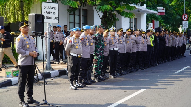 Kapolrestabes Surabaya Pastikan Tidak Ada Anggota Pengamanan yang Menggunakan Senpi dalam Pelaksanaan Peringatan Mayday 2025