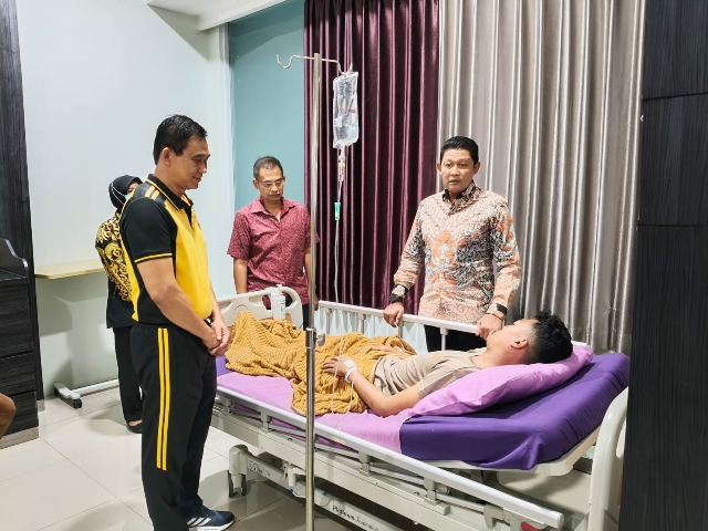 Kapolda Jateng Jenguk Brigadir Eka, Anggota Polda yang Disandera Kelompok Anarko Saat Aksi Demo