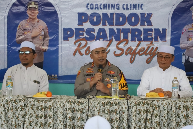 Polres Pelabuhan Tanjung Perak Gelar Coaching Clinic di Pondok Pesantren  Assalafi Al-Fitrah Surabaya dalam Sosialisasi Etika Berlalu Lintas