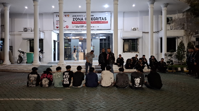 Polrestabes Surabaya Amankan Kelompok Pemuda yang Diduga Akan Tawuran saat Operasi Pekat Semeru 2025