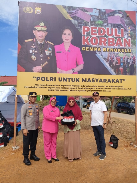 Korban Gempa Bumi di Bengkulu Mendapatkan Kiriman Bantuan 5.000 Paket Sembako dari Kapolri