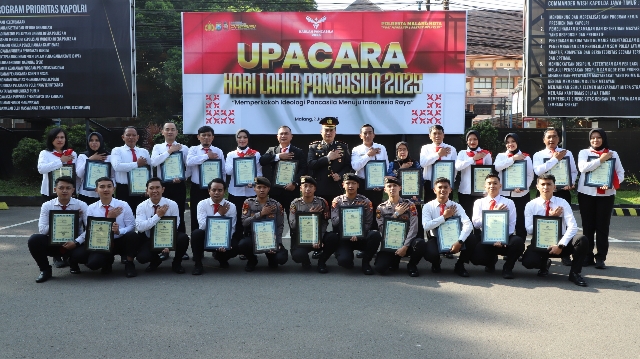 Kapolresta Malang Kota Beri Penghargaan kepada Anggota Berprestasi dan Warga Masyarakat yang Membantu Ungkap TPPO dalam Harlah Pancasila 2025