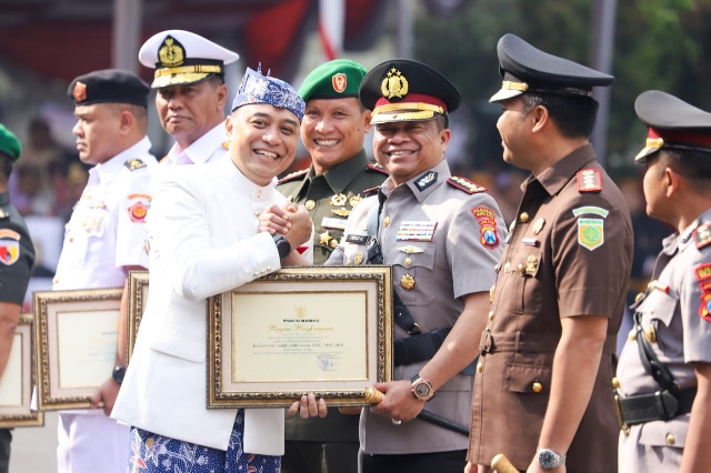 Wujud Dedikasi Jogo Suroboyo Kapolrestabes Surabaya Menerima Penghargaan di HJKS ke-732