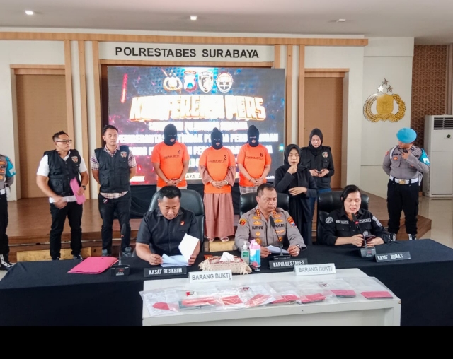 Polrestabes Surabaya Melaksanakan Press Release Tertangkapnya 3 Orang Pelaku terkait Tindak Pidana Perdagangan Orang dan Perlindungan Pekerja Migran Indonesia