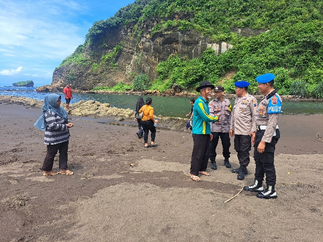 Polres Jember Siagakan Personel Pengamanan Wisata Pantai saat Liburan Panjang Idul Adha
