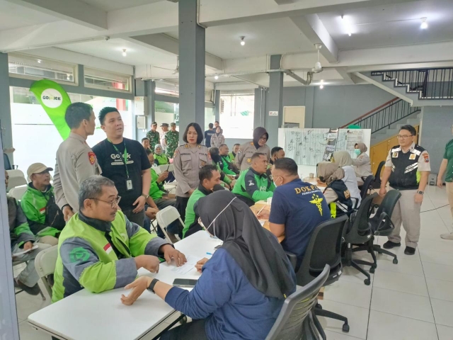 Suatu Berkah Bagi Ribuan Ojol di Hari Bhayangkara ke 79, Biddokkes Polda Jatim Menggelar Bhakti Sosial