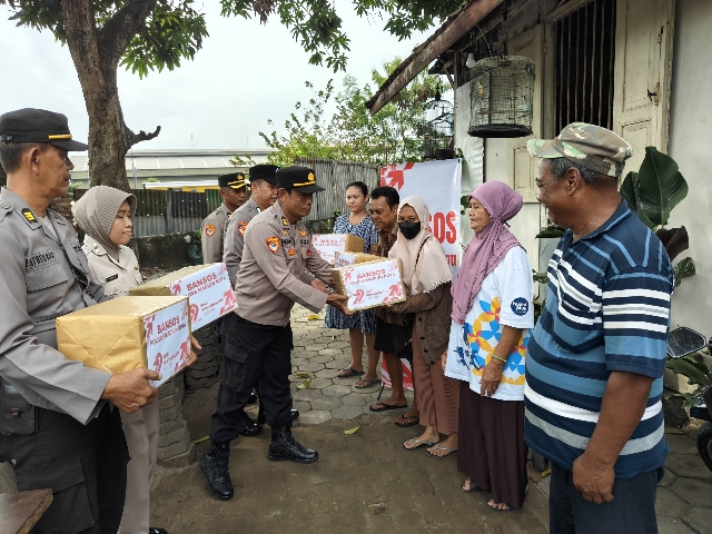 Senyum Renyah saat Warga Menerima Bantuan dari Polres Madiun Kota di Hari Bhayangkara ke -79