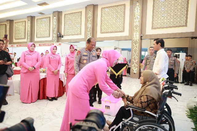 Polda Jatim Memberikan Bantuan Tongkat dan Kursi Roda Bagi Kaum Difabel dalam Rangka HUT Bhayangkara ke-79