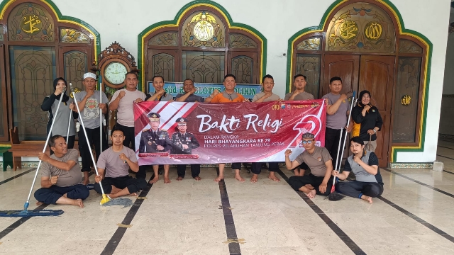 Spirit Bhayangkara di Rumah Ibadah: Aksi Bakti Religi Polsek Semampir Polres Pelabuhan Tanjung Perak