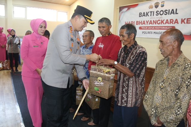 Polres Magetan Sambut HUT Bhayangkara Ke-79 Berbagi Sembako di Wihara Vimalakirti Genilangit Poncol