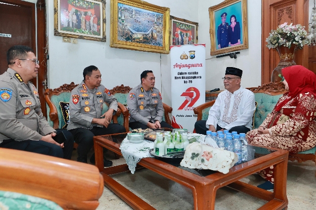 Polda Jatim Anjangsana ke Purnawirawan Polri Menjelang Peringatan HUT Bhayangkara Ke-79