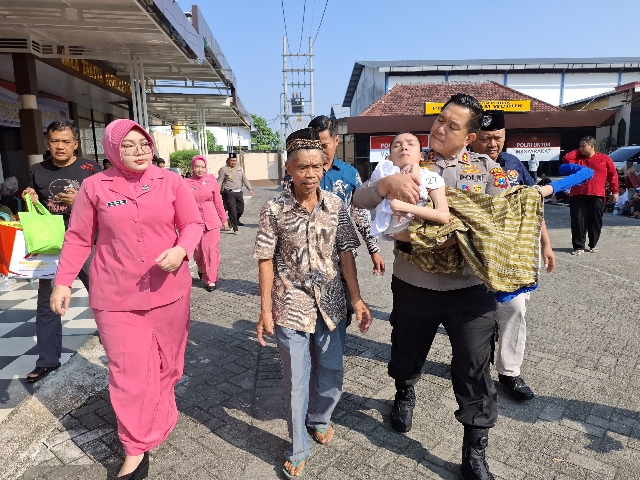 Polres Blitar Gelar Khitan Massal Salurkan Bansos untuk Anak Yatim Piatu dan Difabel di HUT Bhayangkara Ke-79