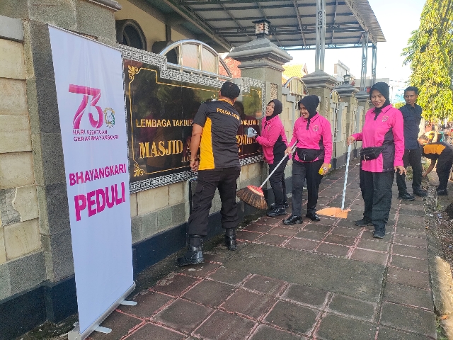 Polri Untuk Masyarakat : Polres Pamekasan Gelar Bakti Religi dan Bansos di HUT Bhayangkara Ke-79