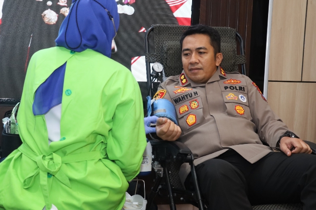 Polres Pelabuhan Tanjung Perak Gelar Aksi Sosial Donor Darah dan Pemeriksaan Mata Gratis dalam Menyambut HUT Bhayangkara Ke-79