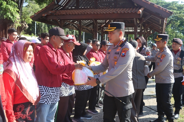 Kapolresta Banyuwangi Kombes Pol Rama Samtama memberikan sembako kepada masyarakat menjelang HUT Bhayangkara Ke-79