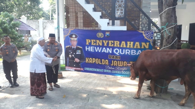 Kapolres Pasuruan Silaturahmi dan Distribusikan Hewan Qurban ke Ponpes dan Tokoh Agama