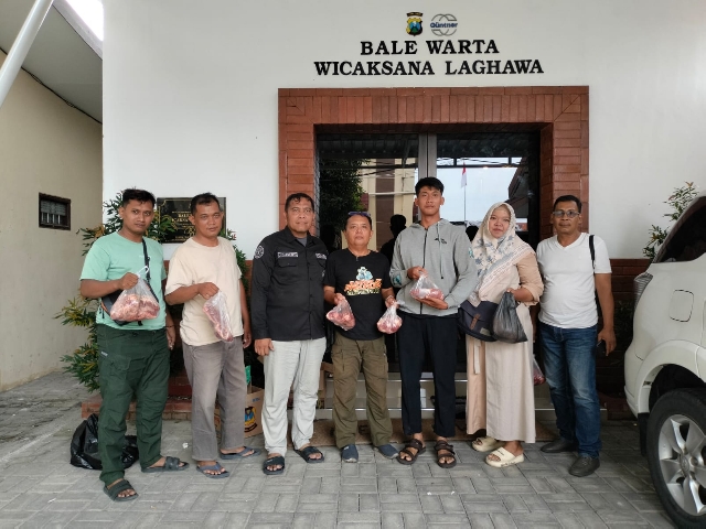 Jalin Silaturahmi, Kapolres Pasuruan Bagikan Daging Kurban kepada Insan Pers