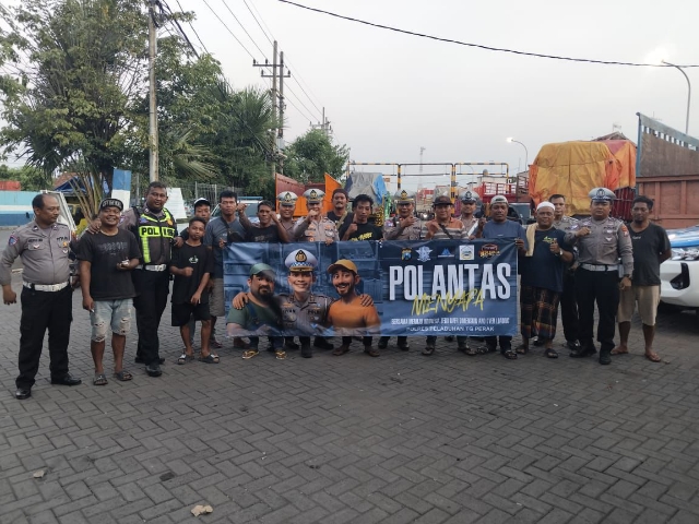 Satlantas Polres Pelabuhan Tanjung Perak Ajak Sopir Truk Ngopi Bareng Tekankan Kesadaran Kolektif saat Menjelang Operasi Patuh 2025