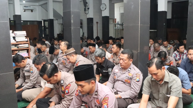 Polres Nganjuk Tekankan Disiplin Salat Lewat Binrohtal di Masjid Al Ikhlas