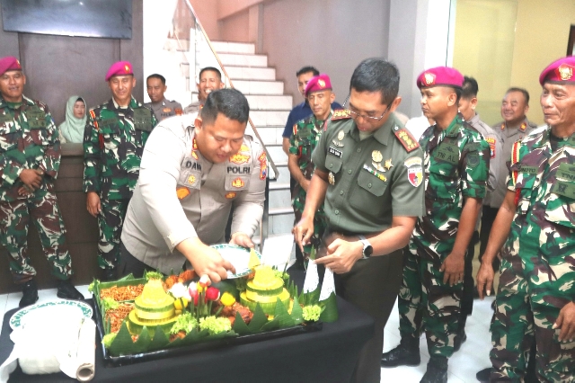 Hadiah HUT Bhayangkara ke-79, TNI Berikan Kejutan Tumpeng Kepada Kapolres Pasuruan
