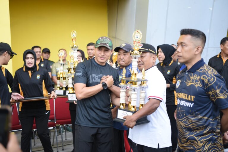Perkuat Sinergi dan Kebersamaan Polres Gresik Gelar Olahraga Bersama di HUT Bhayangkara Ke-79