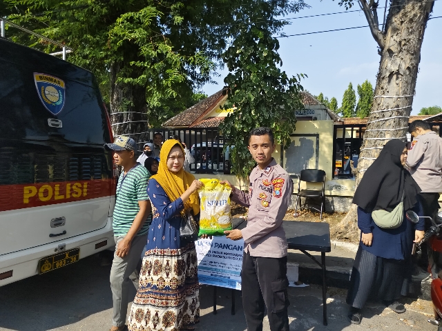 Dalam Mendukung Stabilitas Harga Beras, Polisi Menggelar Gerakan Pangan Murah di Kota Probolinggo