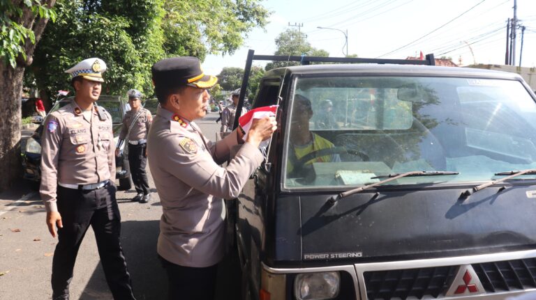 Polresta Banyuwangi Berbagi Bendera Merah Putih Sambut HUT Kemerdekaan RI ke – 80