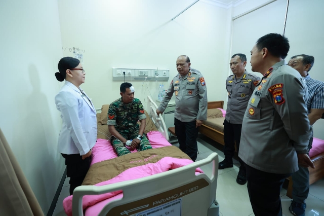 Petugas TNI yang Terluka saat Amankan Demo di Grahadi di Kunjungi Kapolda Jatim