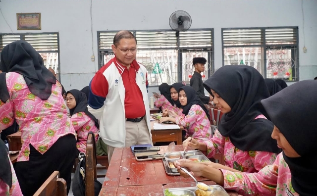 Kepala Dinas Pendidikan Provinsi Jawa Timur Mengadakan Kunjungan Kerja di SMAN 2 Mojokerto dalam Rangka Peninjauan Pelaksanaan MBG