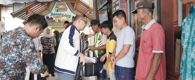 Dalam Jumat Berkah, Kepala Dinas Pendidikan Provinsi Jawa Timur Berbagi Bersama Petugas Kebersihan dan Keamanan SMAN 1 Geger Madiun