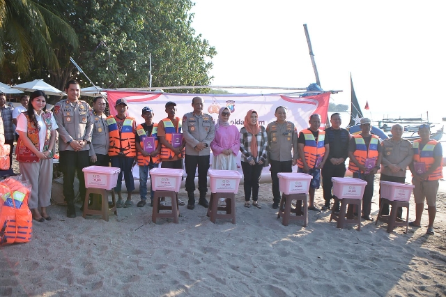 Kapolda Jatim Kunjungi Kelompok Nelayan dan Sadar Wisata di Pantai Pasir Putih Situbondo, Beri Bantuan Alat Keselamatan dan Sembako
