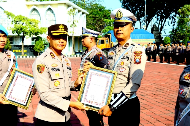 Polres Gresik Apresiasi 34 Personel Berprestasi, Kapolres: Jadikan Motivasi Tingkatkan Kinerja
