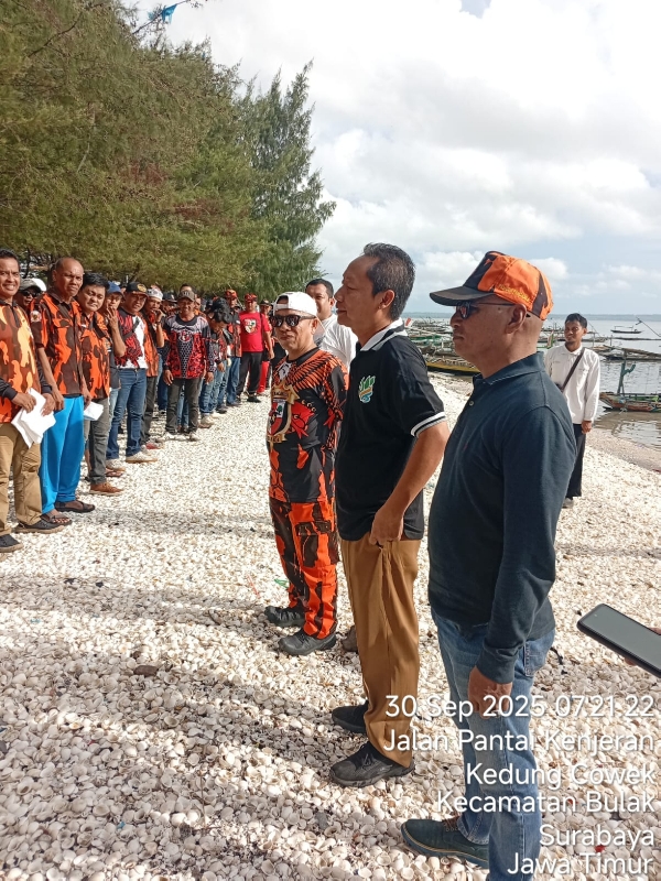 Pemuda Pancasila Surabaya Gelar Aksi Bersih-Bersih Pantai Kenjeran