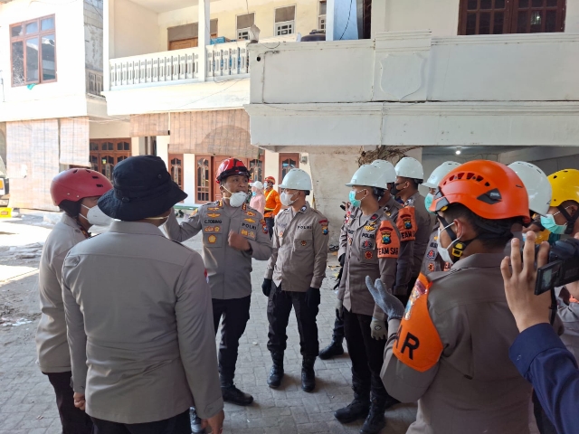 Tim SAR Brimob Polda Jatim Sisir Puing Bangunan Roboh di Ponpes Al Khoziny