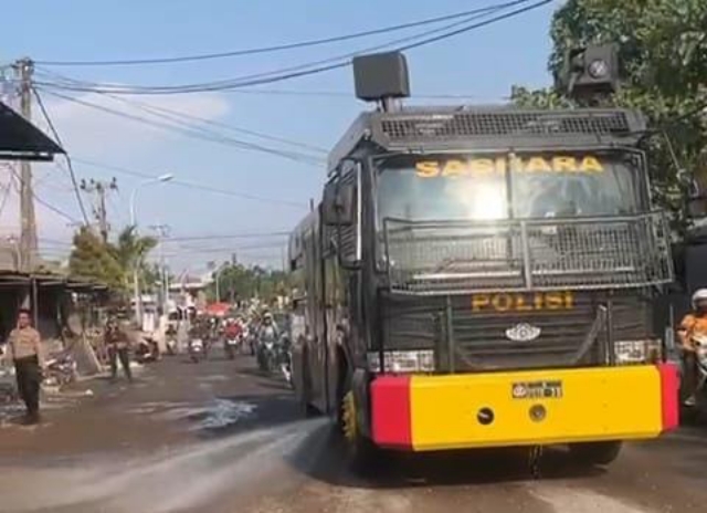 Polres Gresik Terjunkan Water Cannon Respon Keluhan Warga Soal Jalan Berdebu Imbas Proyek Pelebaran