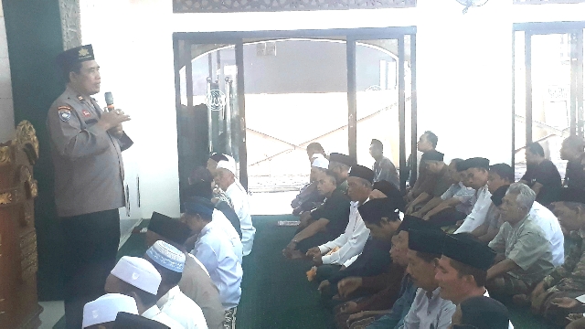 Polres Pasuruan Ajak Jamaah Jaga Ukhuwah Lewat Cooling System Safari Jumat