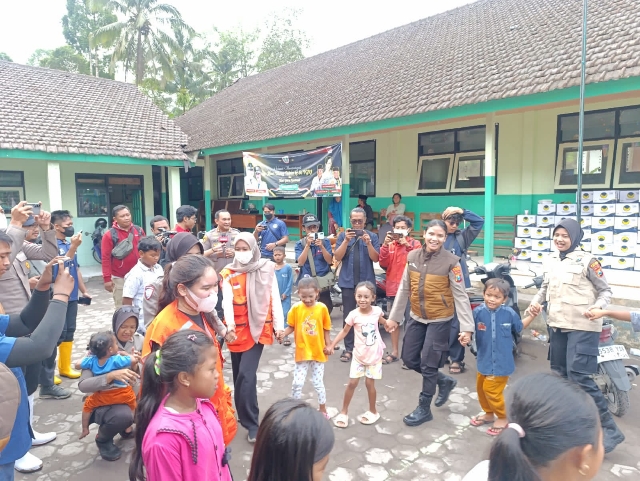 Polda Jatim Berikan Trauma Healing untuk Anak – Anak di Pengungsian Dampak Erupsi Gunung Semeru