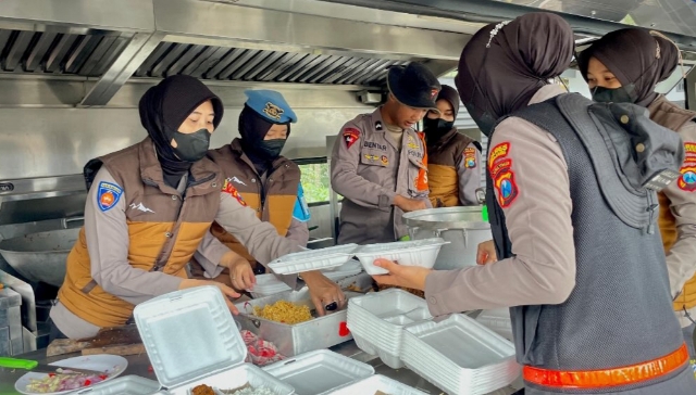 Brimob Polda Jatim Dirikan Dapur Lapangan untuk Warga Terdampak Erupsi Gunung Semeru