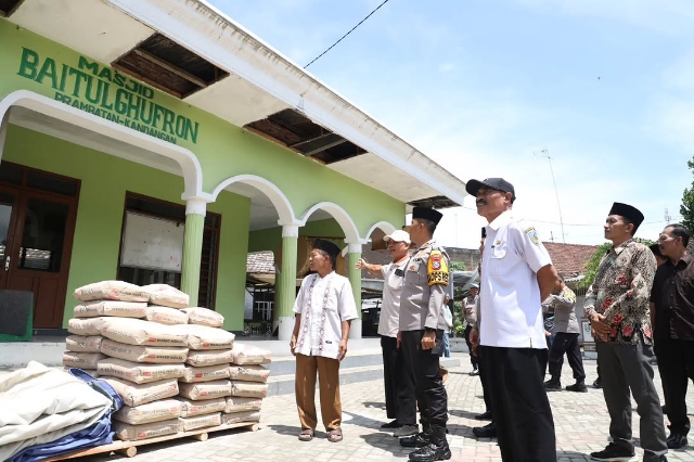Dukung Pembangunan Masjid Baitul Ghufron, Polres Kediri Memberikan Bantuan Puluhan Karung Semen